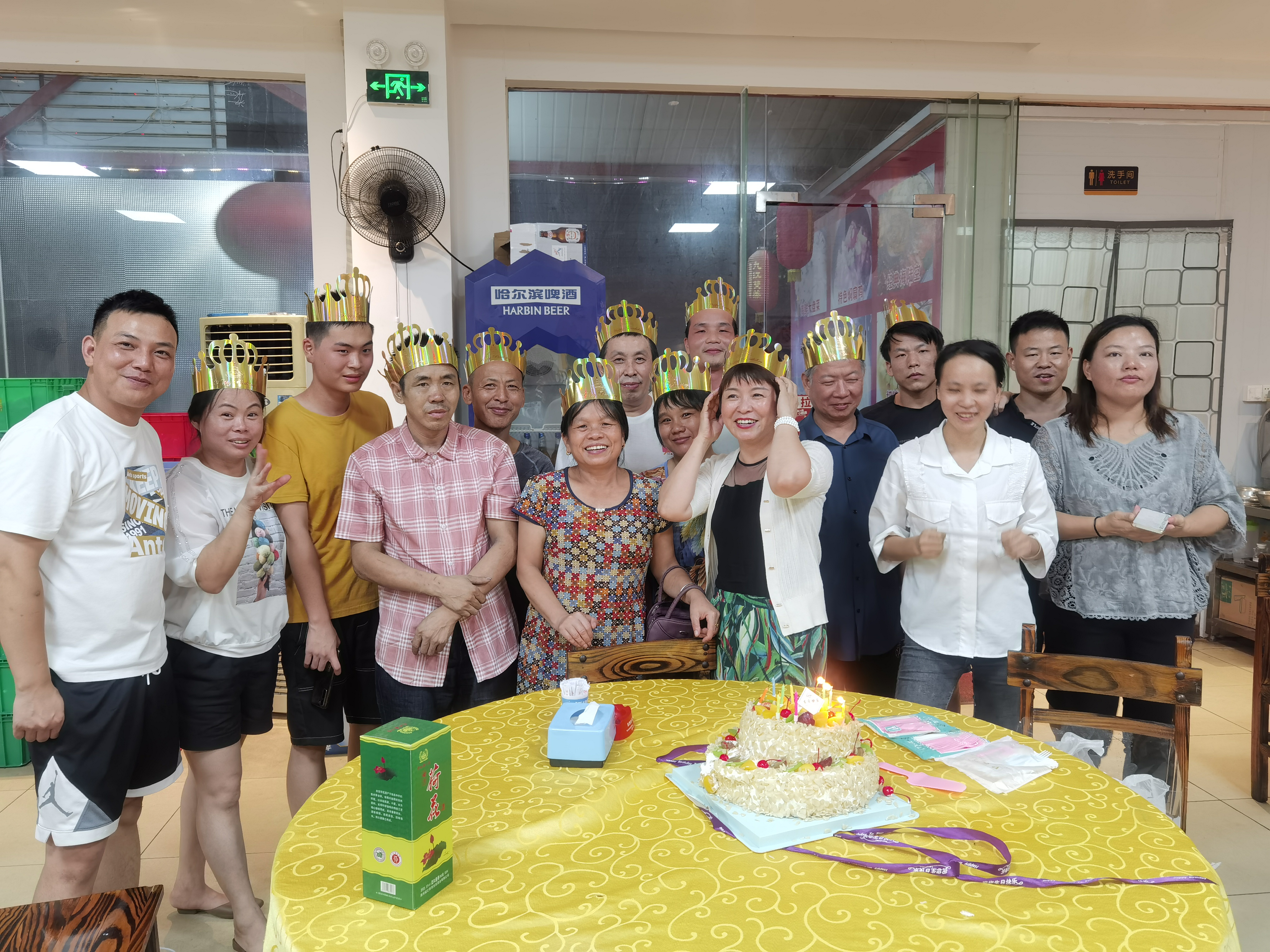 锋源举办了集体生日会为多位员工庆祝生日