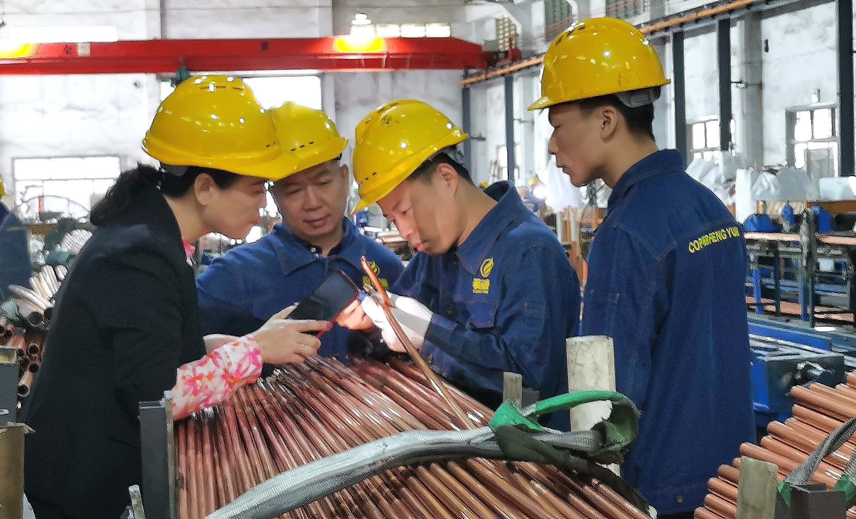锋源技术人员指导生产人员作业